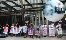 Manifestantes por desaparecidos de Ayotzinapa lanzan petardos al Senado CDMX