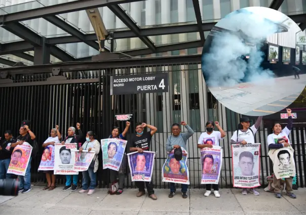 Manifestantes por desaparecidos de Ayotzinapa lanzan petardos al Senado CDMX