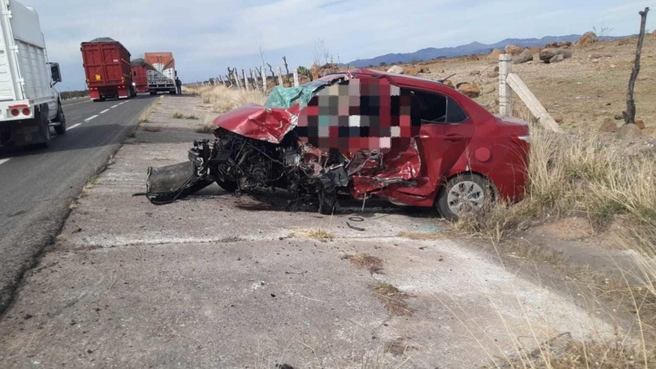 Chocan de frente en carretera a Parral; hay un occiso