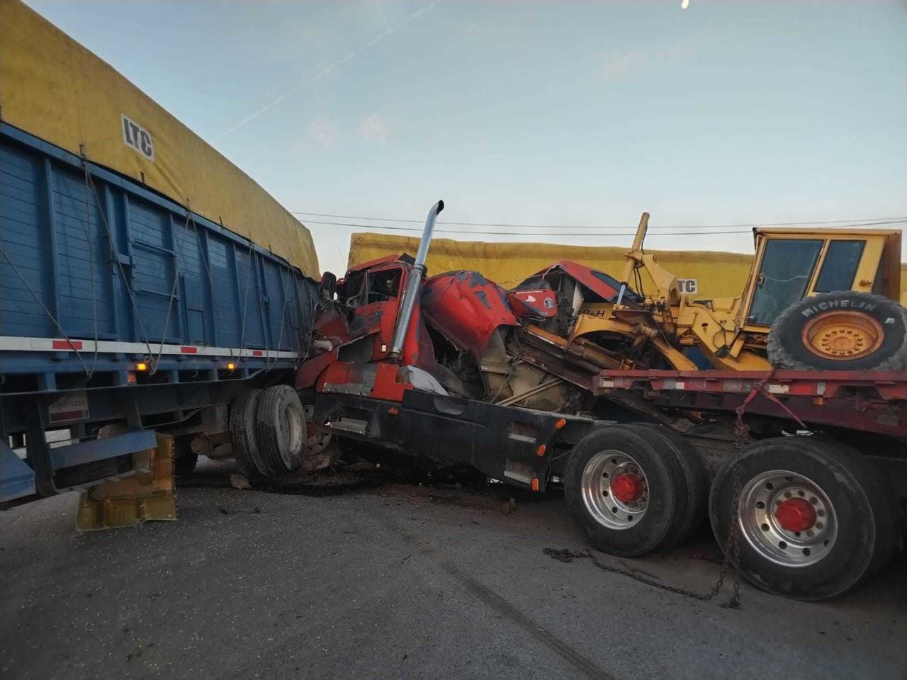 Choque entre tráilers en Tula, Tamaulipas. Fotos: SSPT