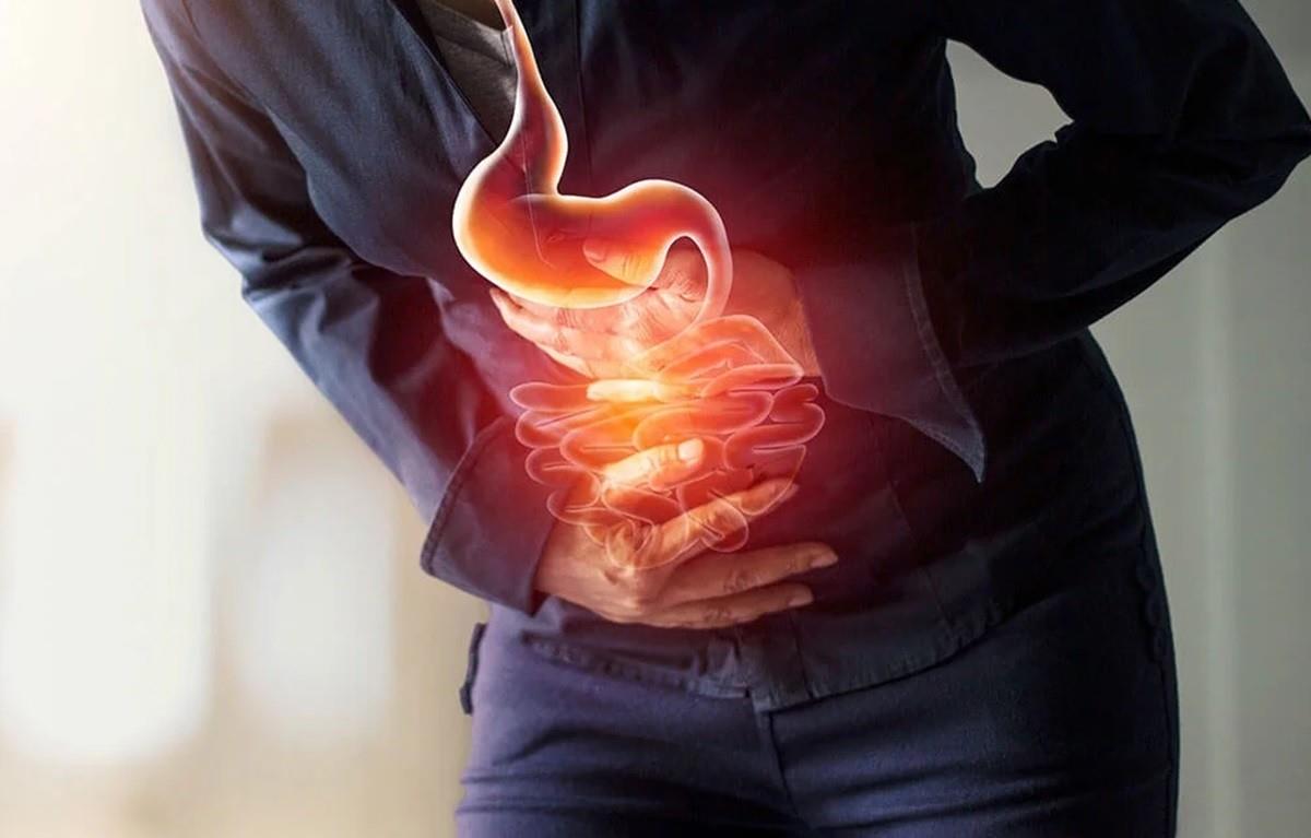 Es importante consultar a un médico si se experimentan síntomas de gastritis, como dolor abdominal, náuseas, vómitos o indigestión. Foto: Gastricenter