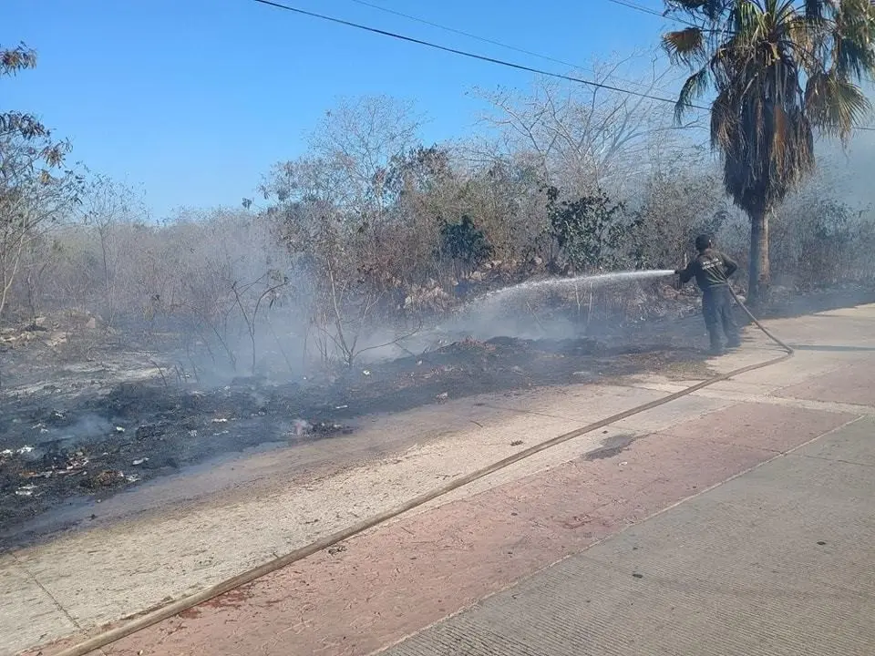 Autoridades de Kanasín reportaron 15 incendios en diversos puntos de la localidad durante la jornada del martes.- Foto del Ayuntamiento de Kanasín