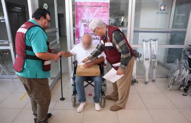 Entregan sillas de ruedas a pacientes de bajos recursos