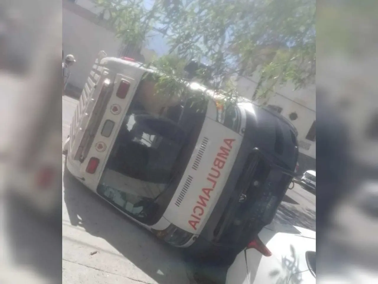 Los conductores tanto de la ambulancia como de la camioneta fueron valorados, pero no necesitaron traslado médico. Foto: Especial.