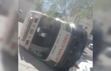 Vuelca ambulancia que trasladaba a un paciente tras choque