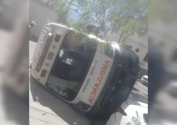 Vuelca ambulancia que trasladaba a un paciente tras choque