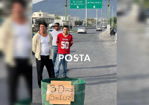 Bloquean vecinos avenida Rangel Frías por falta de luz