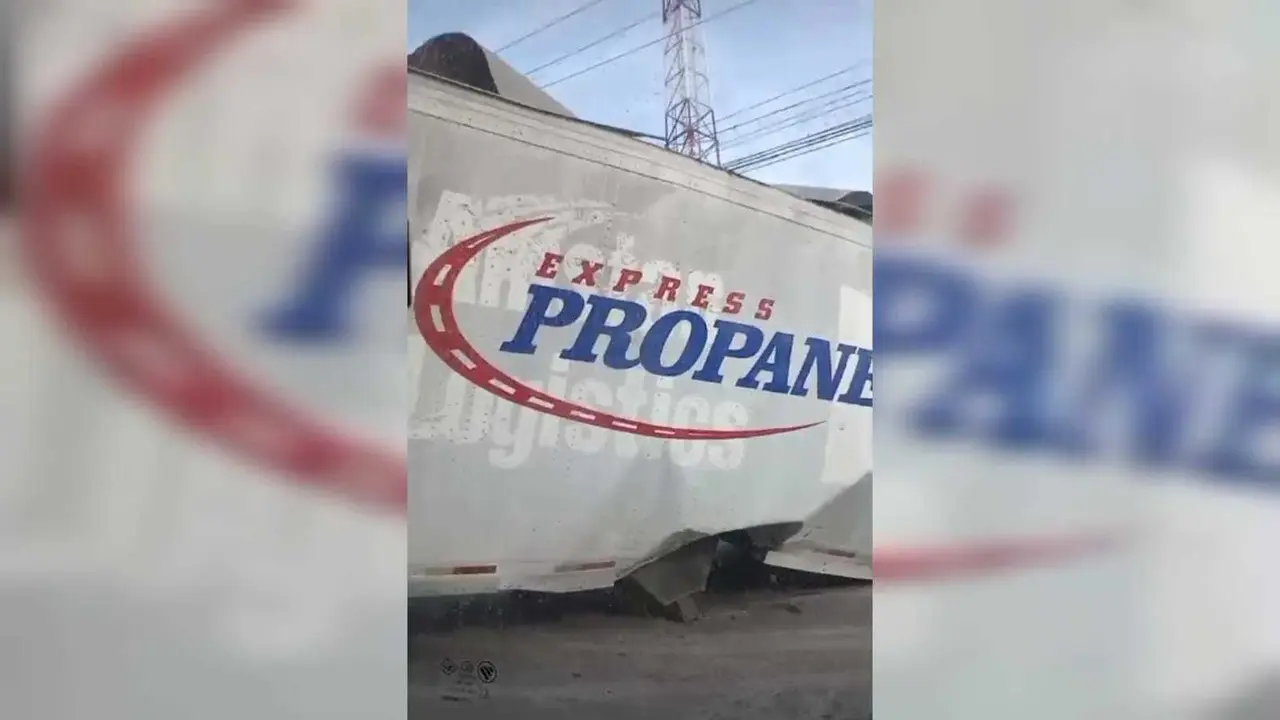 Caja de tráiler se desprende en avenida Benito Juárez de Guadalupe (VIDEO)