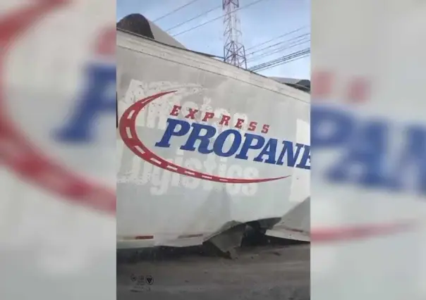 Caja de tráiler se desprende en avenida Benito Juárez de Guadalupe (VIDEO)