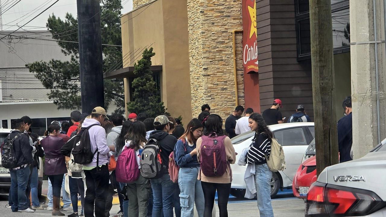 Saturación de Carls Jr. en Saltillo. Foto de redes.