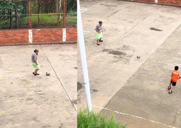 ¡Maradoña! Abuelita sorprende al jugar futbol con su nieto