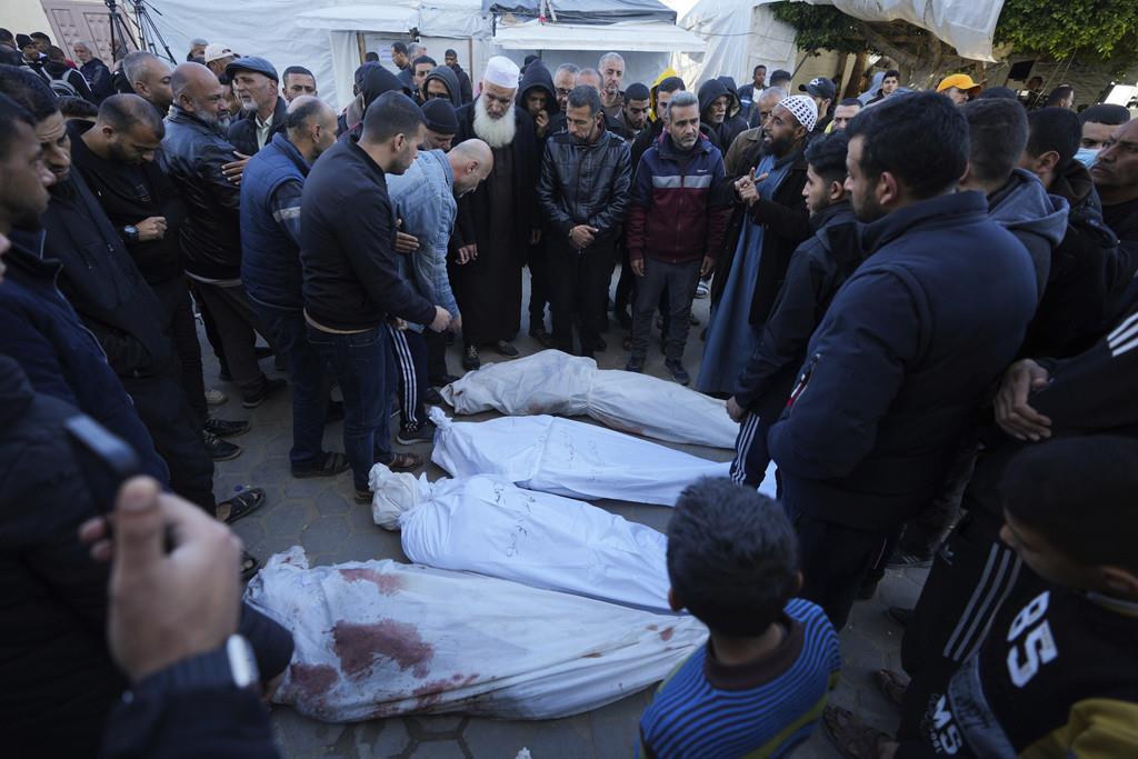 Palestinos lloran la pérdida de familiares que murieron en un bombardeo israelí en la Franja de Gaza, frente a la morgue del hospital Al Aqsa en Deir al Balah, el jueves 29 de febrero de 2024. (AP Foto/Adel Hana)