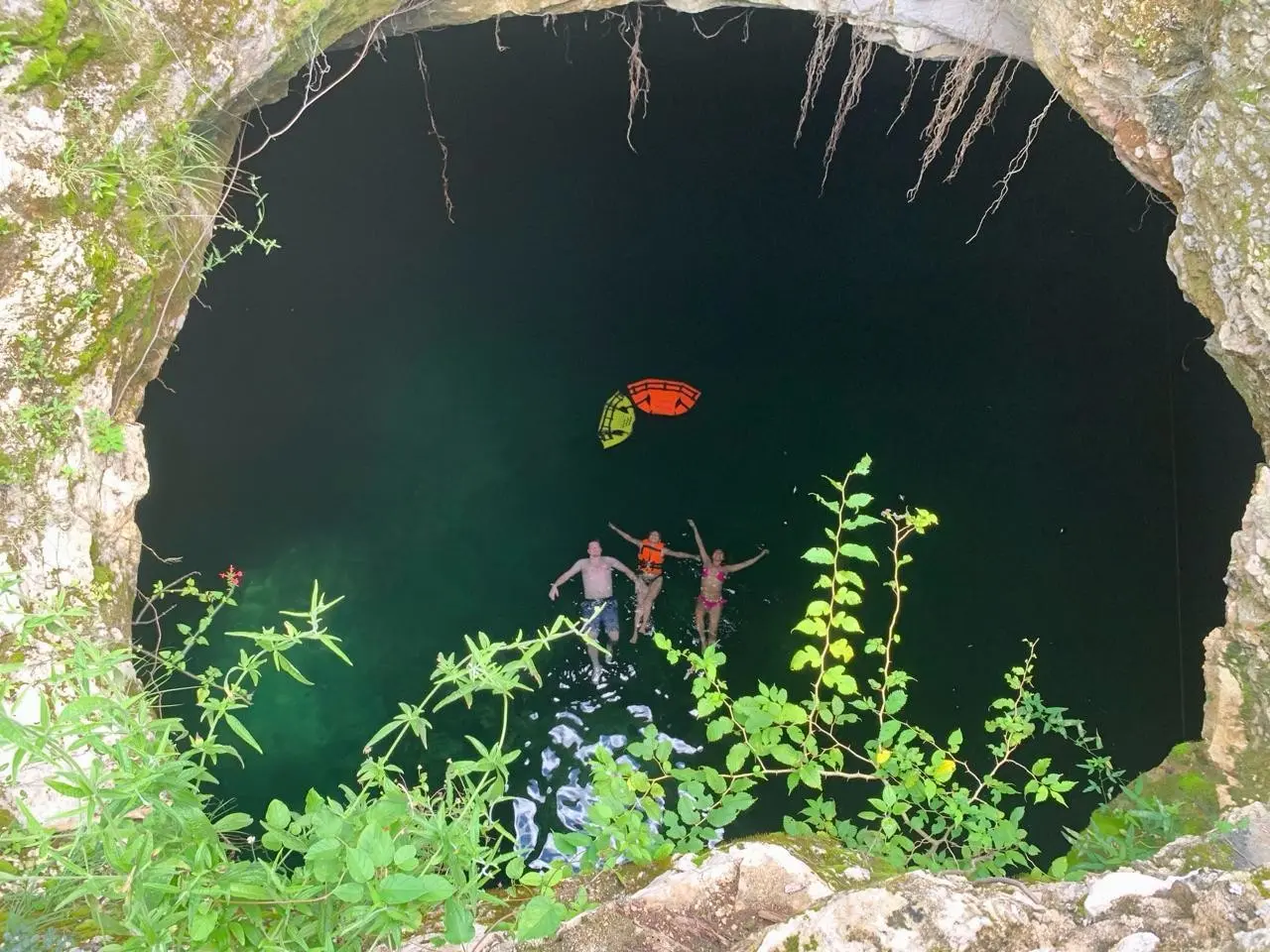 Amigos en cenote de Yucatán. Foto: Adity Cupil