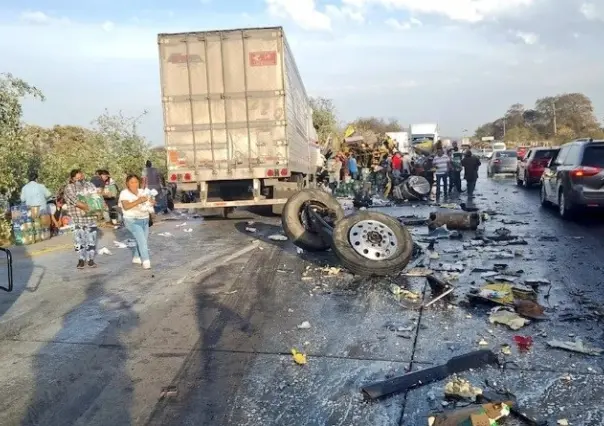 Colapsa vialidad choque de tráileres en la México-Querétaro (VIDEO)