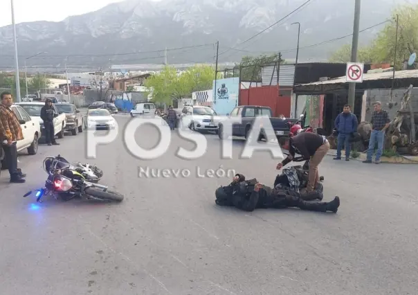 Atropella mujer a policías de Santa Catarina