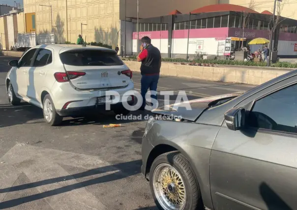 Automovilista atropella a madre de familia que bajaba mochilas de sus hijas