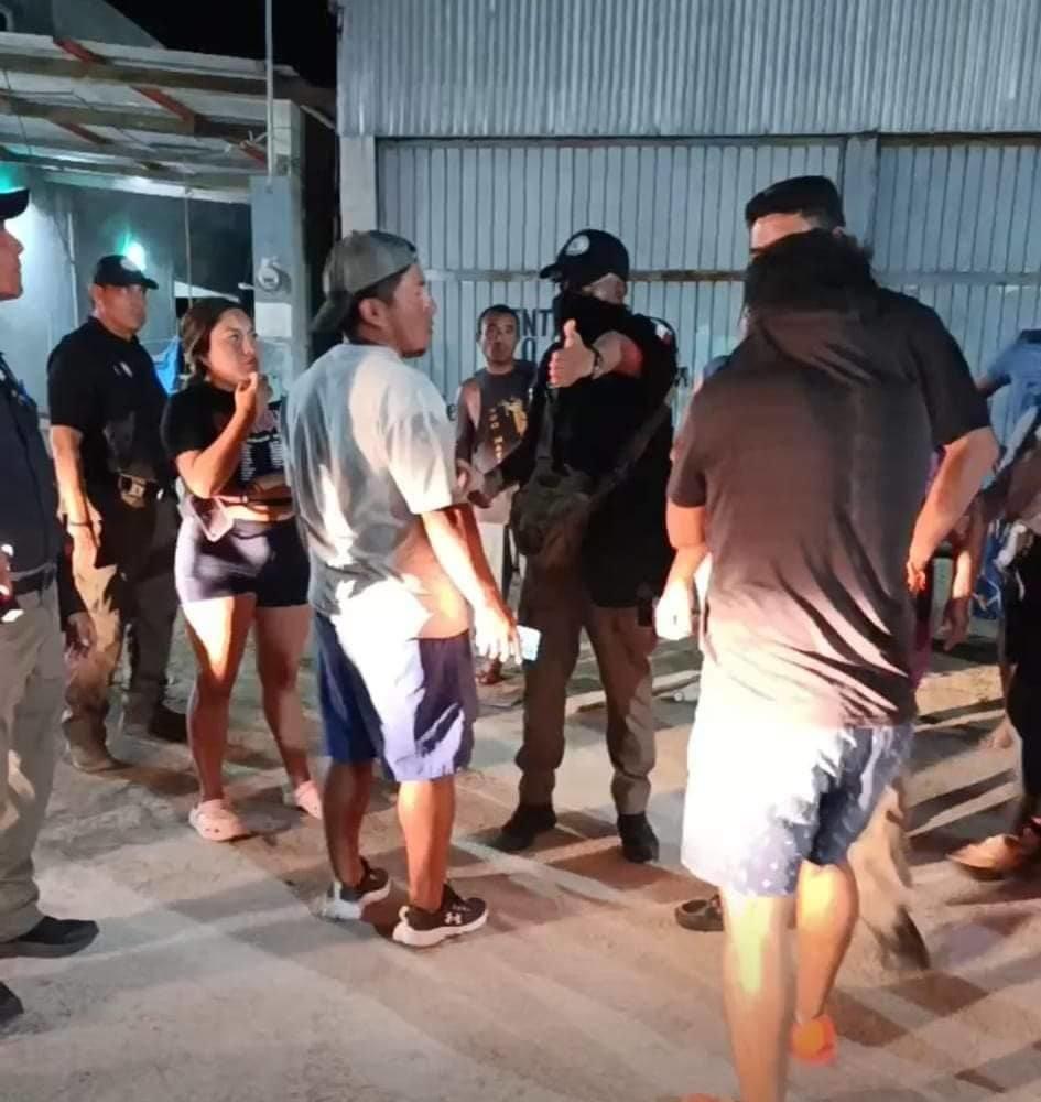 Agentes de la FGR acudieron al puerto de Dzilam de Bravo para realizar un operativo, pero pescadores impidieron terminar con el trabajo de las autoridades.- Foto de redes sociales