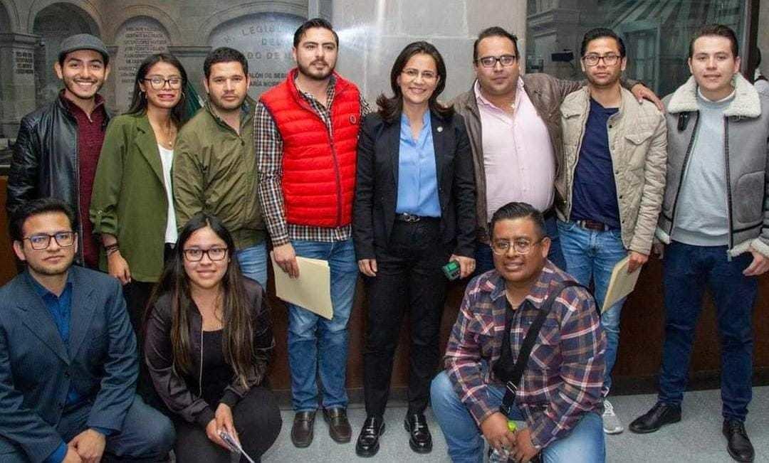 Ley del Primer Salario apoyaría a 20 mil universitarios graduados del Edoméx. Foto: @PaolaJiménez