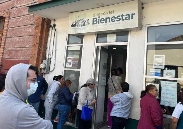 Largas filas en Bancos del Bienestar previo al inicio de la veda electoral