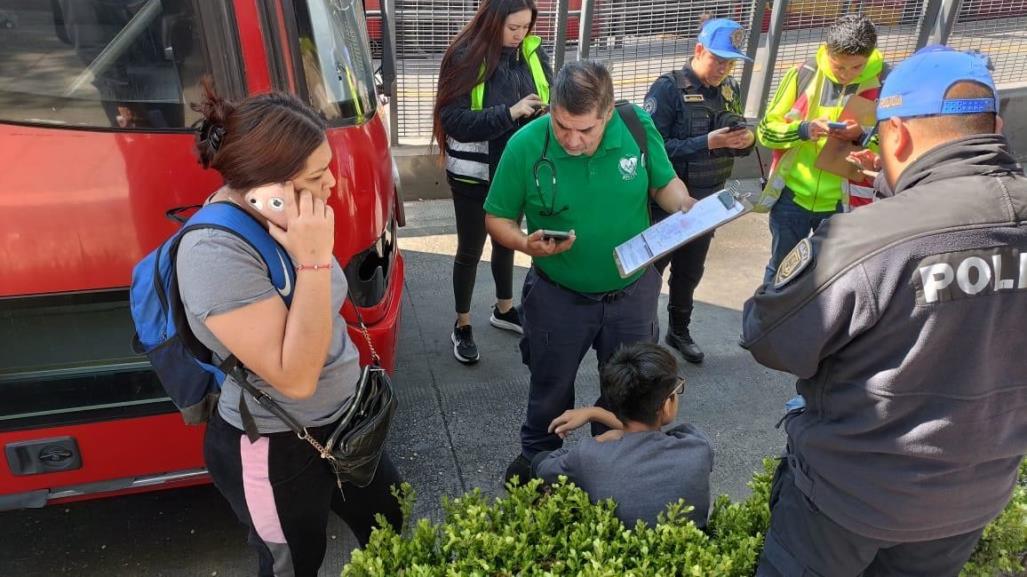 Menor de edad es atropellado por unidad de Metrobús y resulta ileso en Iztacalco