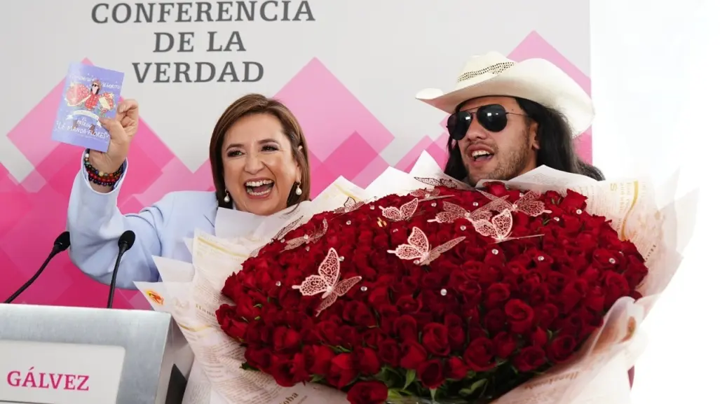 Xóchitl Gálvez recibe enorme ramo de rosas de manos de El Patrón