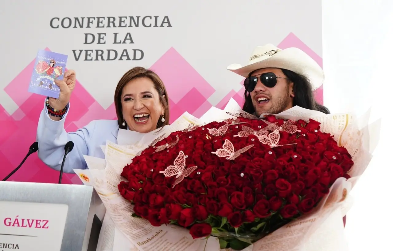 Xóchitl Gálvez recibe enorme ramo de rosas de manos del famoso Tiktoker, El Patrón. (FOTO: cortesía)