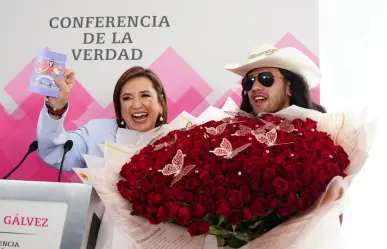 Xóchitl Gálvez recibe enorme ramo de rosas de manos de El Patrón