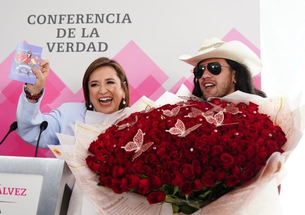 Xóchitl Gálvez recibe enorme ramo de rosas de manos de El Patrón