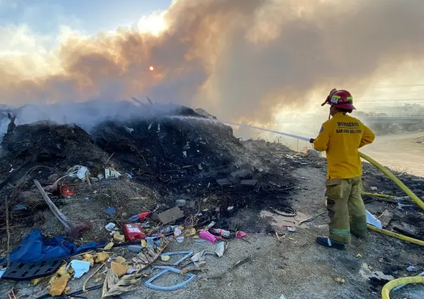 Sofocan bomberos fuego en basurero clandestino de San José del Cabo