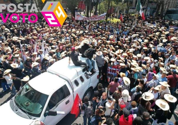 Simpatizantes arriban al inicio de campaña de Claudia Sheinbaum en El Zócalo