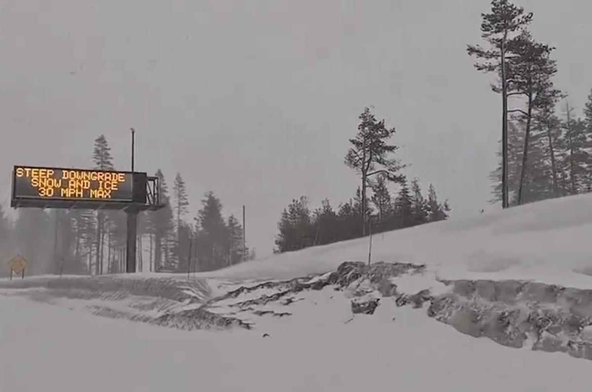 Los meteorólogos predicen que las montañas alrededor del lago Tahoe podrían recibir hasta 3 metros de nieve durante el fin de semana. Foto: Twitter @WeatherNation