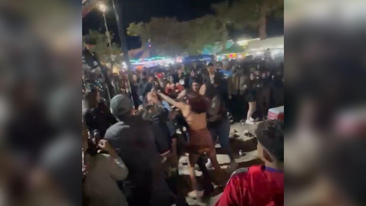 Además de la tradicional fiesta patronal de El Nayar, no faltó también la tradicional pelea que normalmente protagonizan, sin embargo en esta ocasión mujeres fueron las protagonistas. Foto: Captura de pantalla.