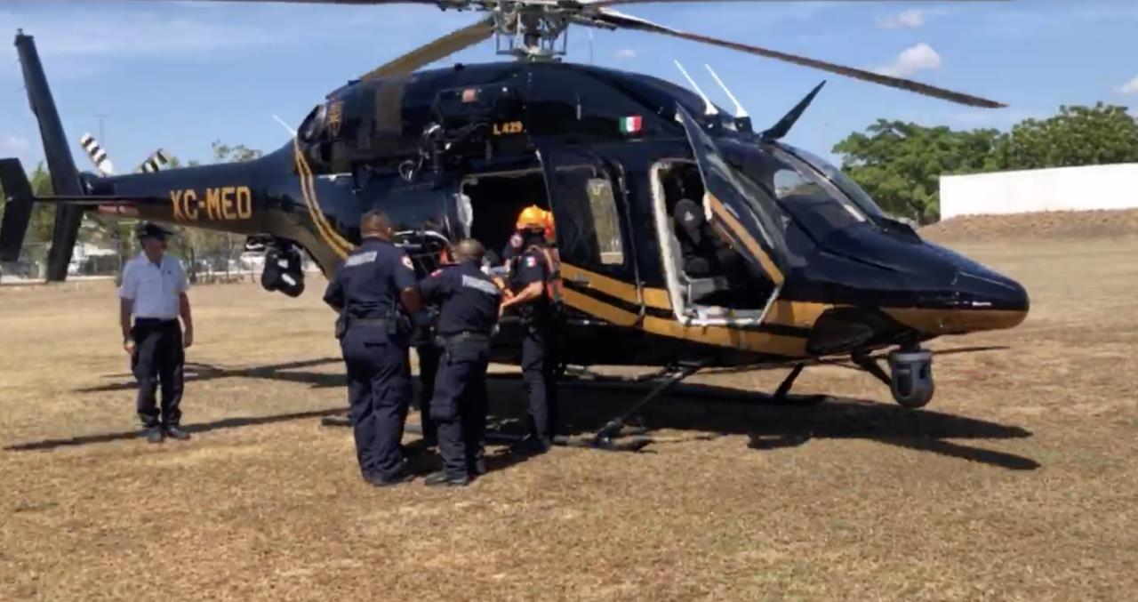 El helicóptero  Bell-429 de la SSP tuvo que ser activado nuevamente para el traslado de emergencia, esta vez, de un menor de edad quien  se encuentra grave por un sangrado de tubo digestivo alto..- Foto de redes sociales