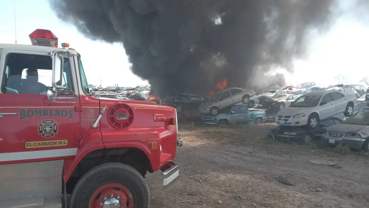 Incendio en el corralón de las grúas Garajes y Talleres, ubicado en carretera A Monclova . Foto. PCNL