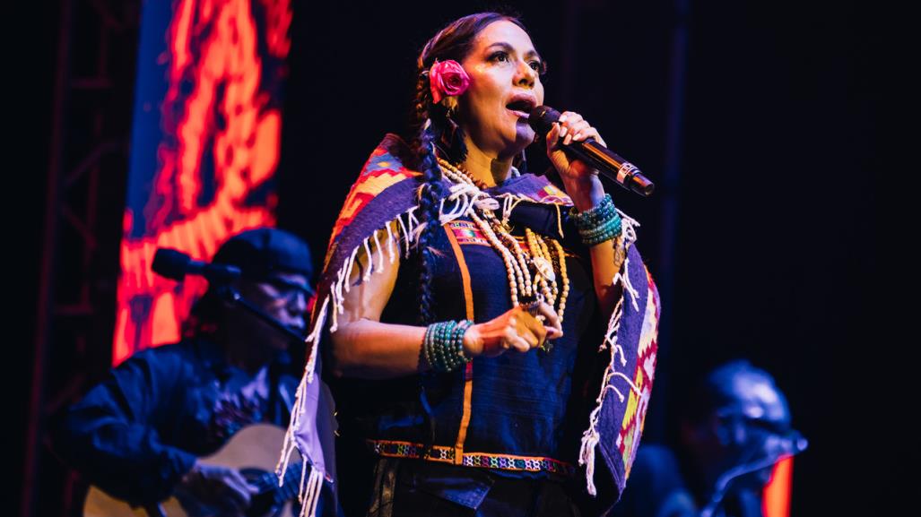 Endulza Lila Downs con su voz y sus sones a regios