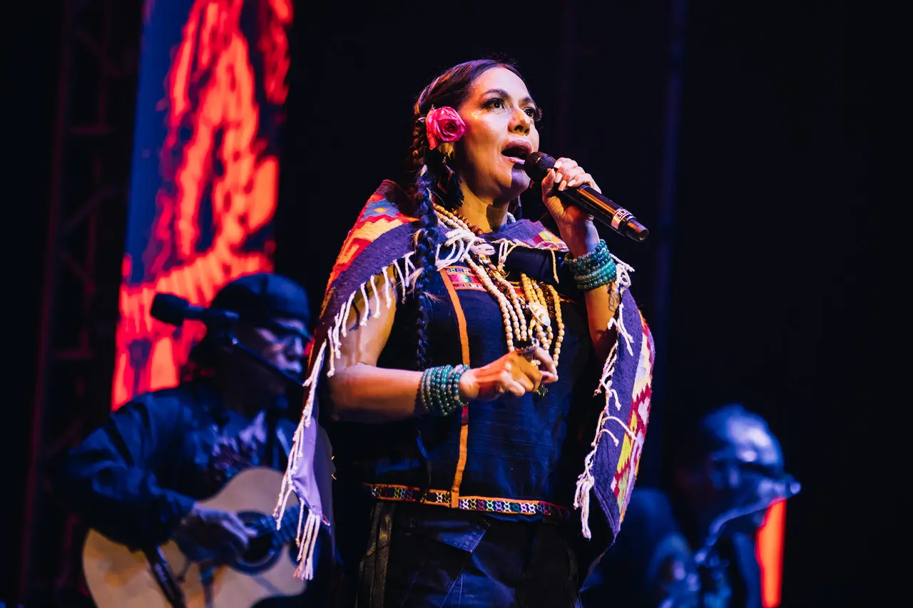 Lila Downs recordó en este show al fallecido Celso Piña con quien tuvo la oportunidad en vida de cantar con él. Fotos. Cortesía Apodaca Group