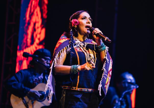 Endulza Lila Downs con su voz y sus sones a regios