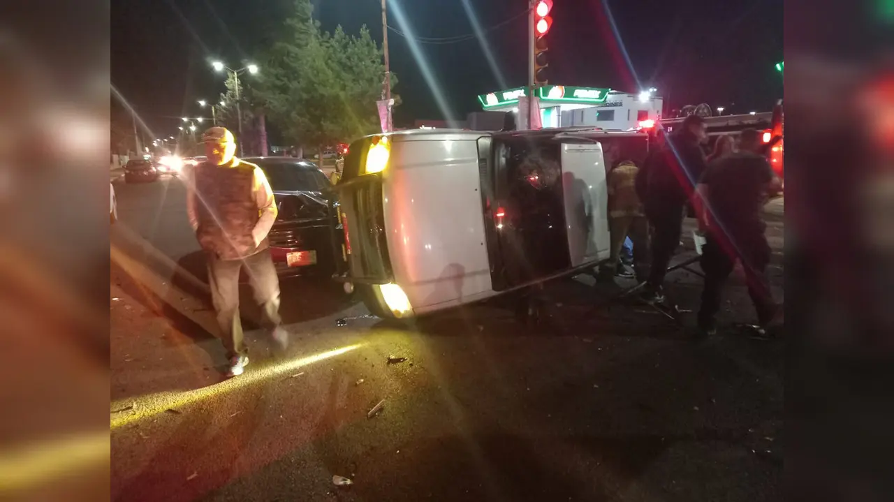 Conductor de UBER ocasiona volcadura; hay tres lesionados