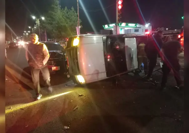 Conductor de UBER ocasiona volcadura; hay tres lesionados