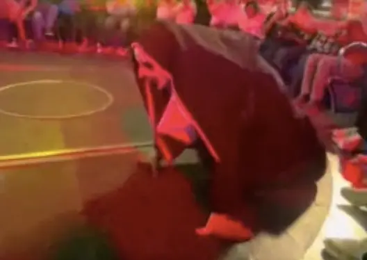 La Monja de la Feria sufre accidente en juego mecánico (VIDEO)