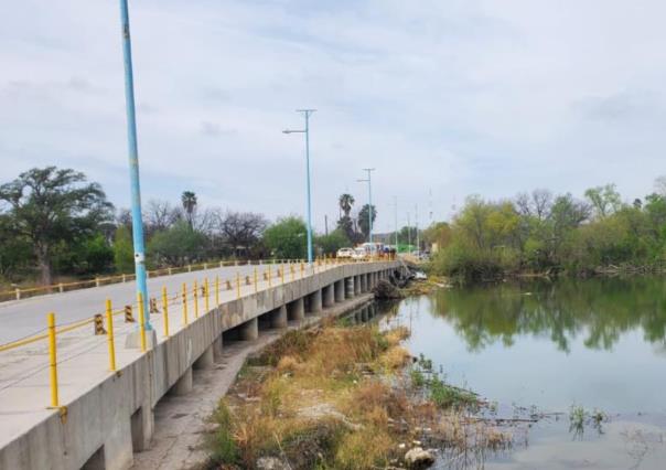 Vuelcan tras manejar a exceso de velocidad en el vado del Río Sabinas