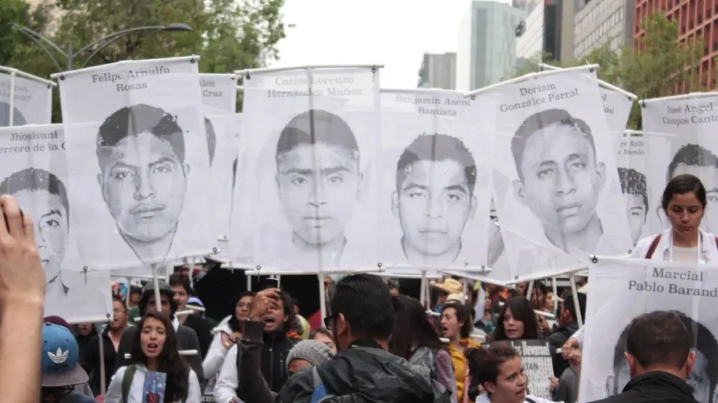 Caso Ayotzinapa: normalistas derriban puerta del Centro Federal de Arraigos