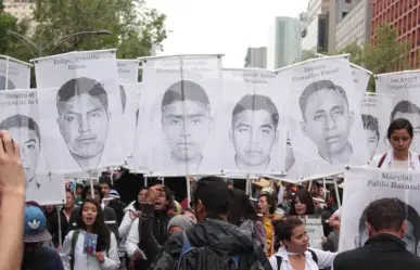 Caso Ayotzinapa: normalistas derriban puerta del Centro Federal de Arraigos