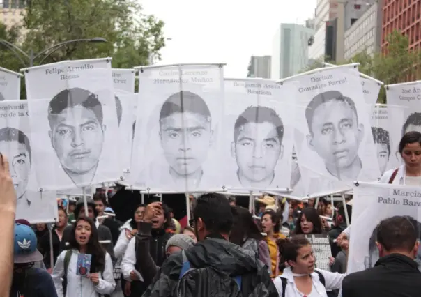 Caso Ayotzinapa: normalistas derriban puerta del Centro Federal de Arraigos