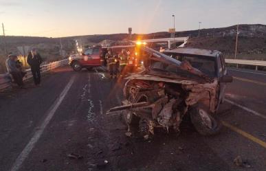 Camioneta con 10 ocupantes choca contra un tráiler; salen con golpes leves