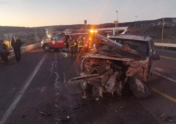 Camioneta con 10 ocupantes choca contra un tráiler; salen con golpes leves