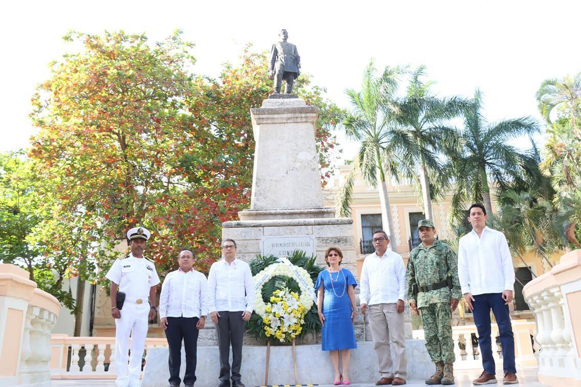 Autoridades universitarias así como de los tres órdenes del gobierno de Yucatán participaron el domingo pasado en el aniversario luctuoso 155 del General Manuel Cepeda Peraza.- Foto de la Uady