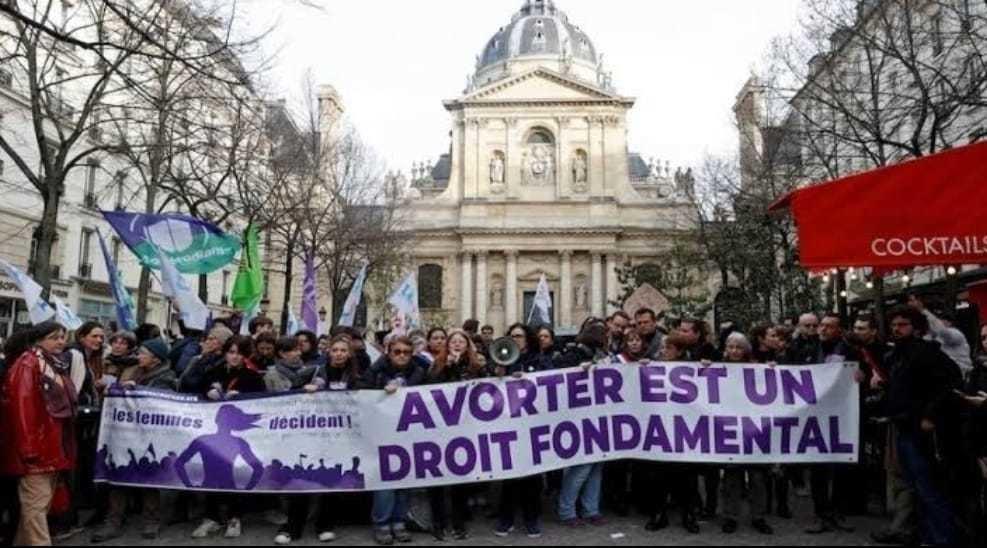 Francia, el primer país en incluir en su Constitución el derecho al aborto