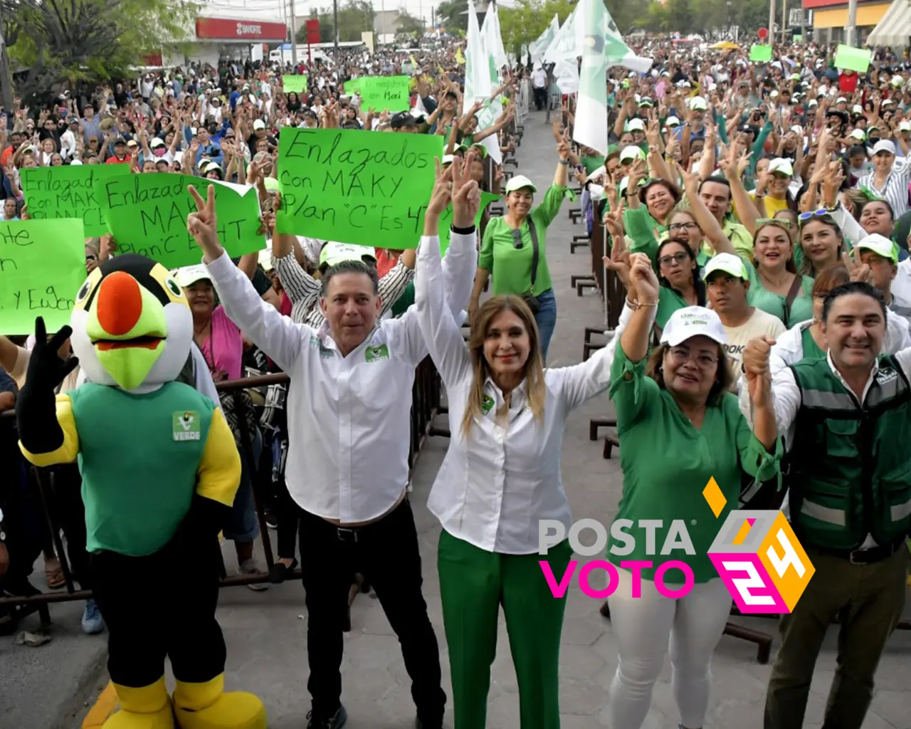 Geño Hernández y Maki Ortiz en la plaza 21 de Marzo en Reynosa. Fotos: Eugenio Hernández