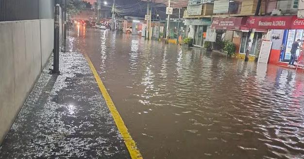 Millones de litros de agua potable inundaron las calles, derivado de la ruptura de un tubo del Cutzamala durante obras de reconexión del Tren Suburbano. (FOTO: @Gposiadeoficial)